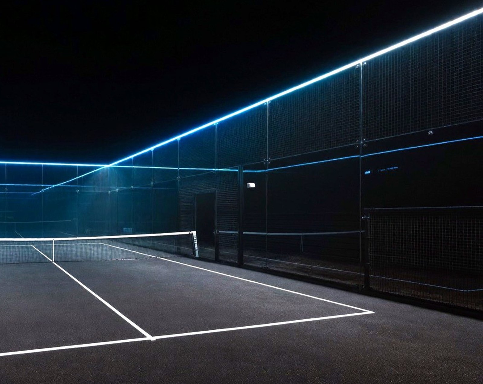 Cancha de pádel iluminada de noche