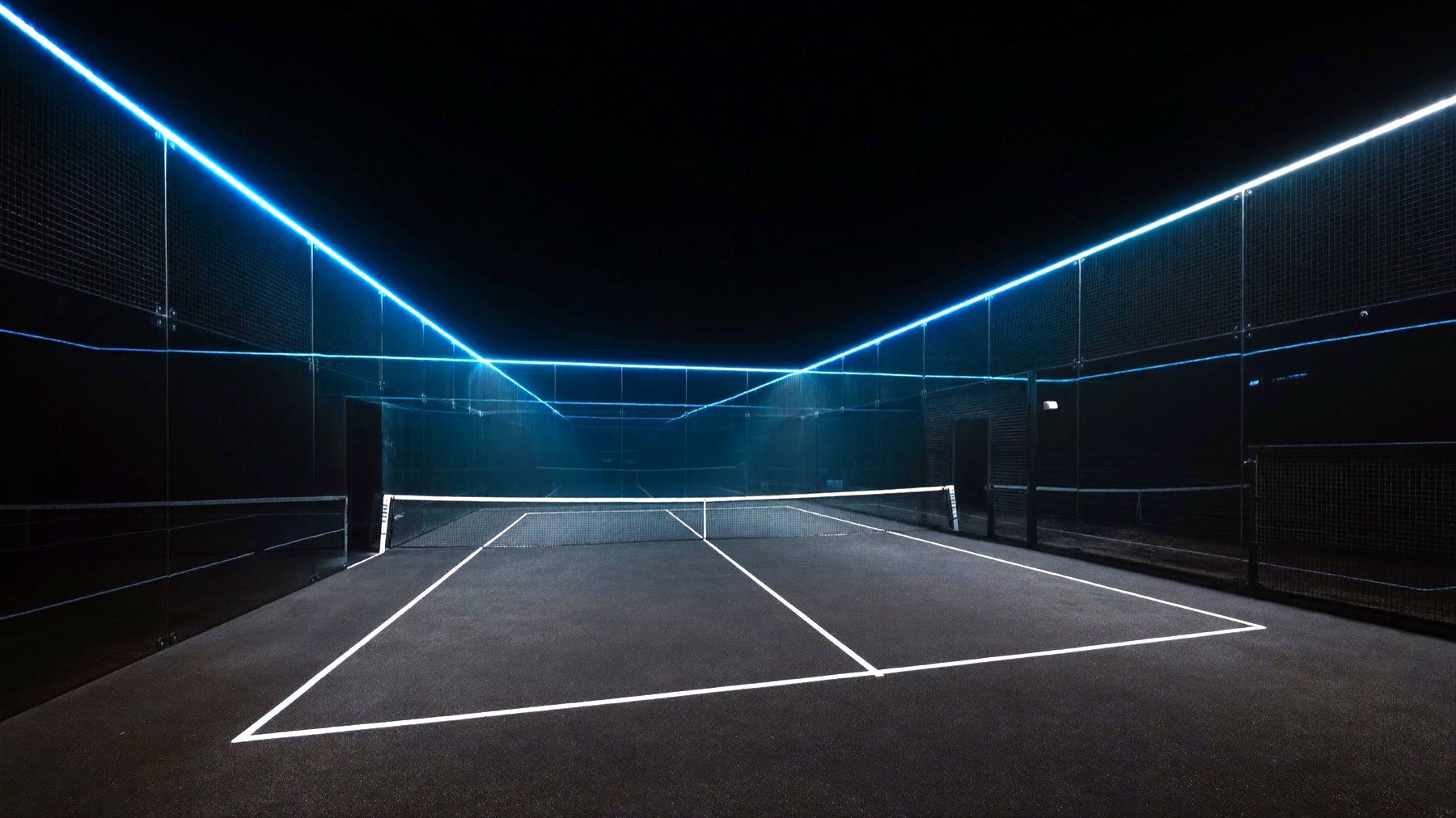 Cancha de pádel iluminada de noche
